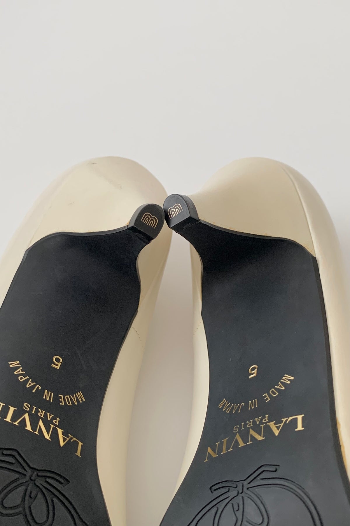 LANVIN ivory python design heels