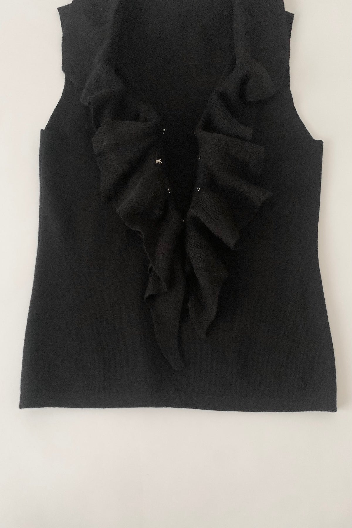 black center frill knit vest