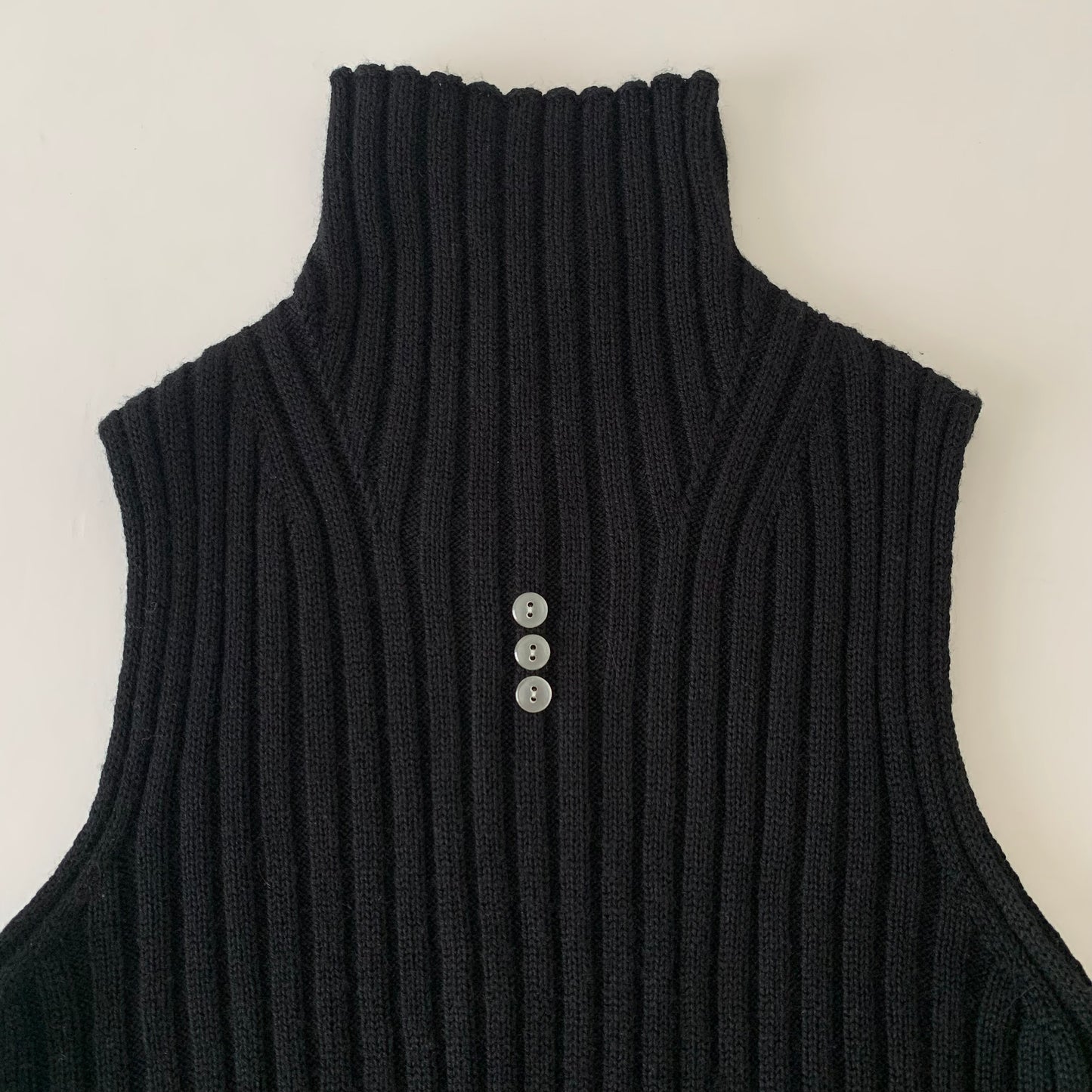 center buttons knit vest